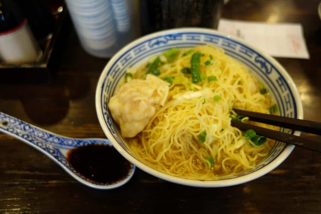 Wonton-Einudel-Suppe bei Tsim Chai Kee, Hong Kong. Mit Chilliöl.